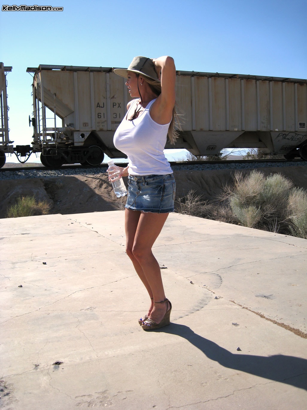 Porn Fidelity 'Doing it in the Desert' starring Kelly Madison (Photo 2)